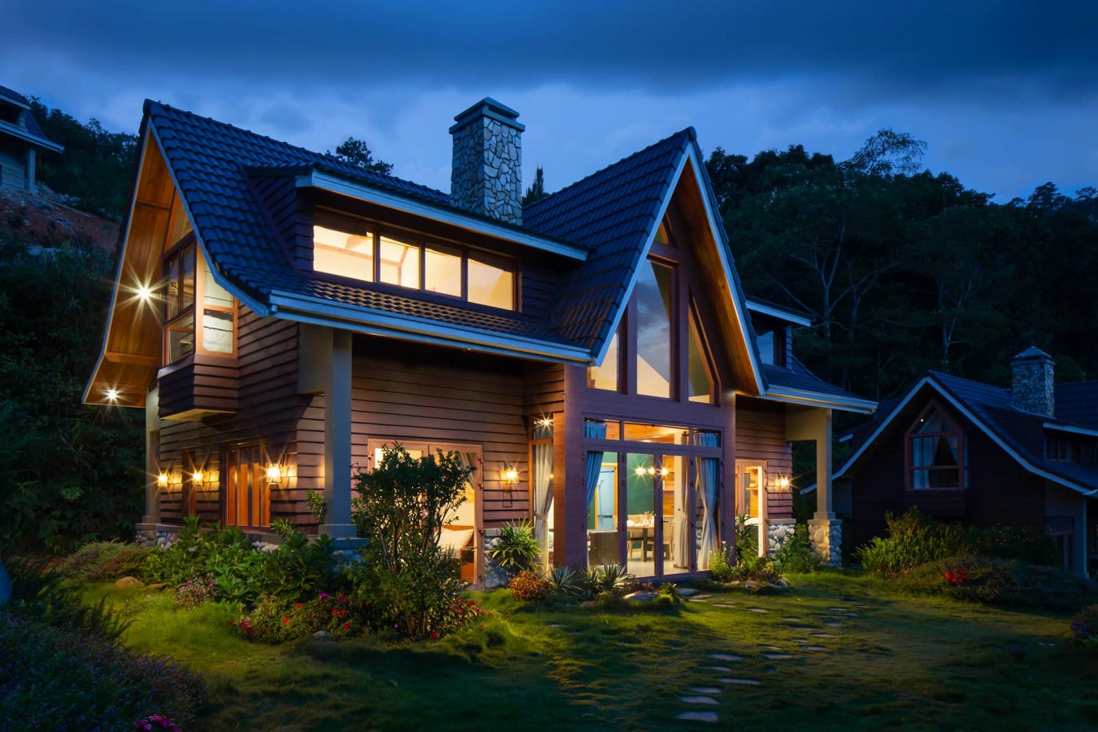 Seamless gutters on a stone home